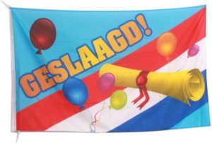 Feestartikelen | Vlag Geslaagd – Geslaagd Versiering – Nederlandse Vlag – Afgestudeerd – Graduated – 90 X 150 Cm – Polyester – Multicolor Feestartikelen Feestartikelen