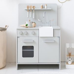 Houten speelgoed | Petite Amélie Kinderkeuken Hout – Inc. 7 Speelgoed Keuken Accessoires – Klassieker Voor De Kleine Chefkok – Hoogte 55 Cm – Mint Grijs Houten speelgoed Houten speelgoed